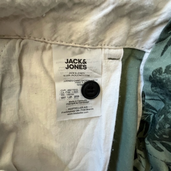 Jack and Jones Men’s Tropical Print Shorts - Picture 4 of 4